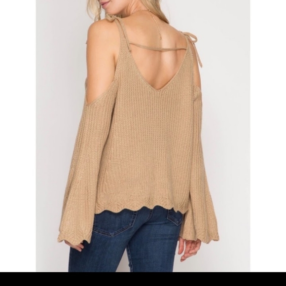 The detailing on this sweater with a peekaboo back amazing scalloped hem bell sl - Picture 4 of 5